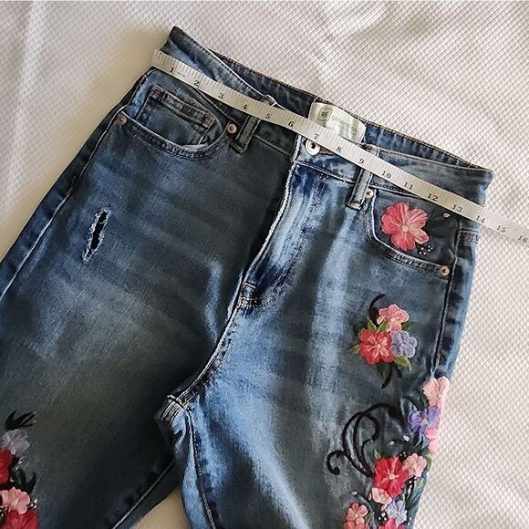 Celebrity Pink RE Gen Ankle Cropped Floral Embroidered Jeans - Picture 5 of 9